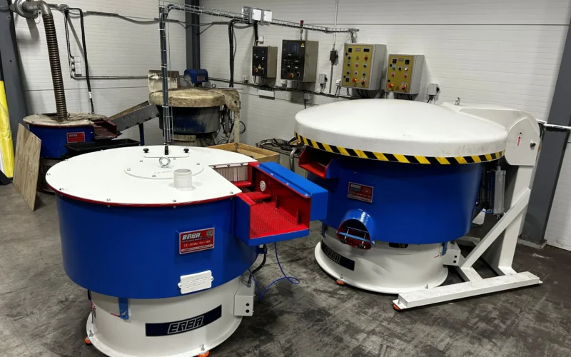 Vibrationsmaskin för trumling och ytbehandling